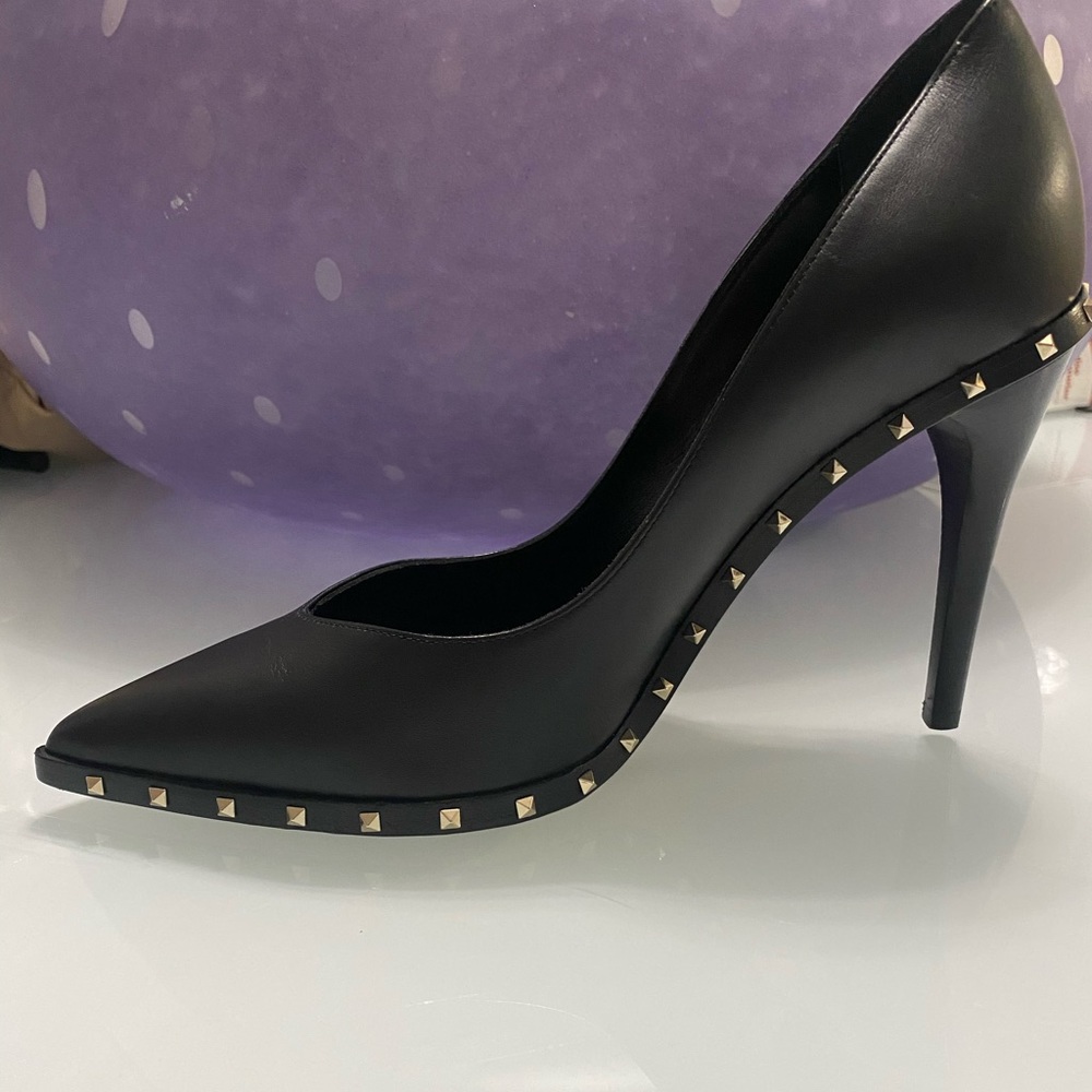 Valentino Garavani medium rockstud black leather pumps!